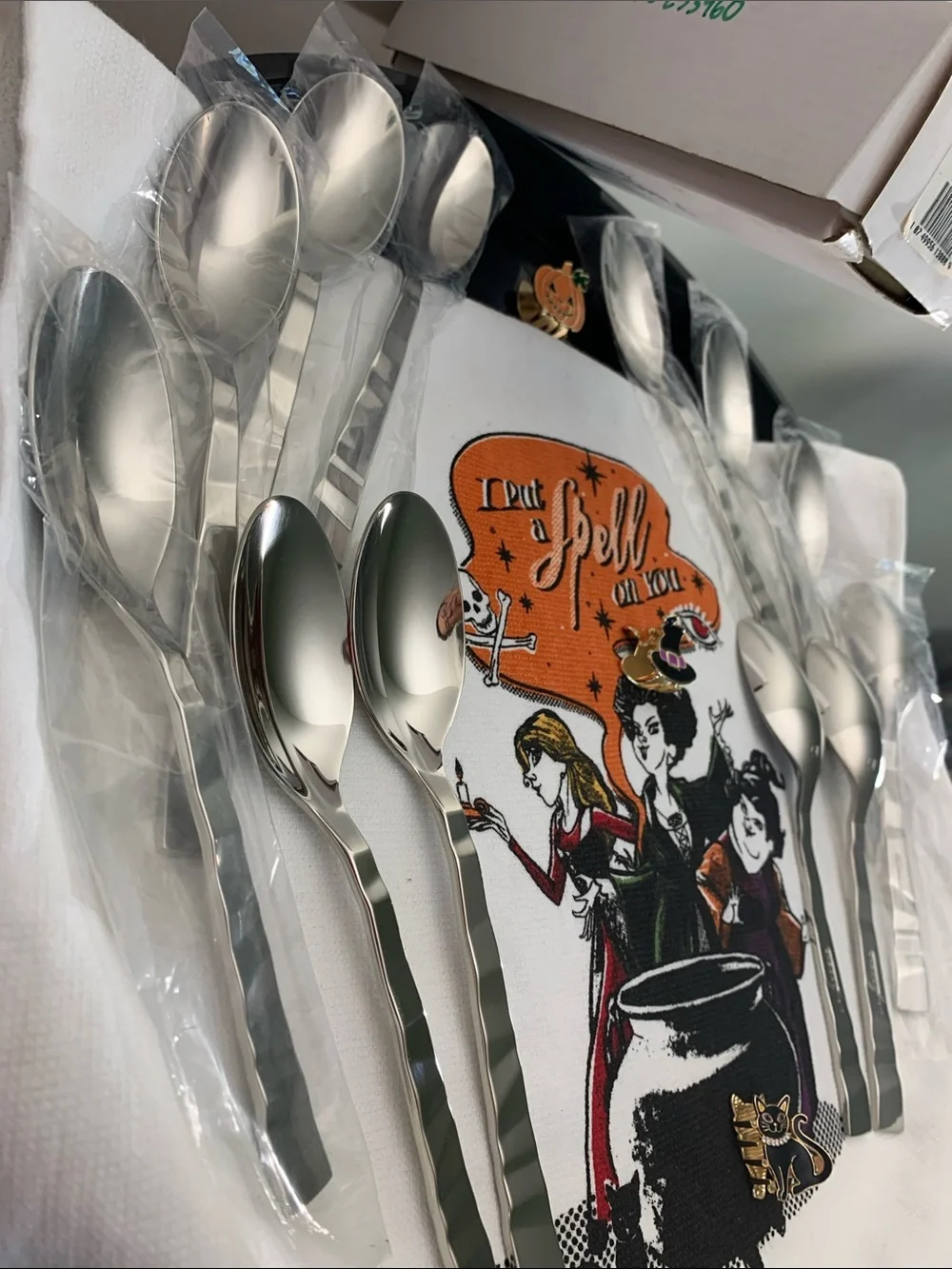 Oneida Verge pattern - 1 Dozen Oval Soup Spoons RARE FIND NWT